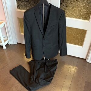 Men's Charcoal Gray Two-Piece Suit - Classic Notch Lapel